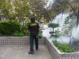 外圍花圃使用熱霧機煙燻